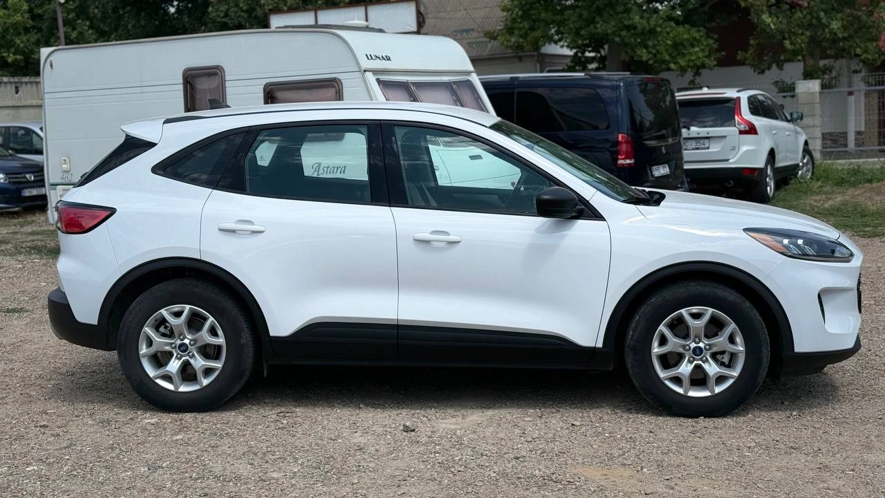 Photo 10 - Ford Escape