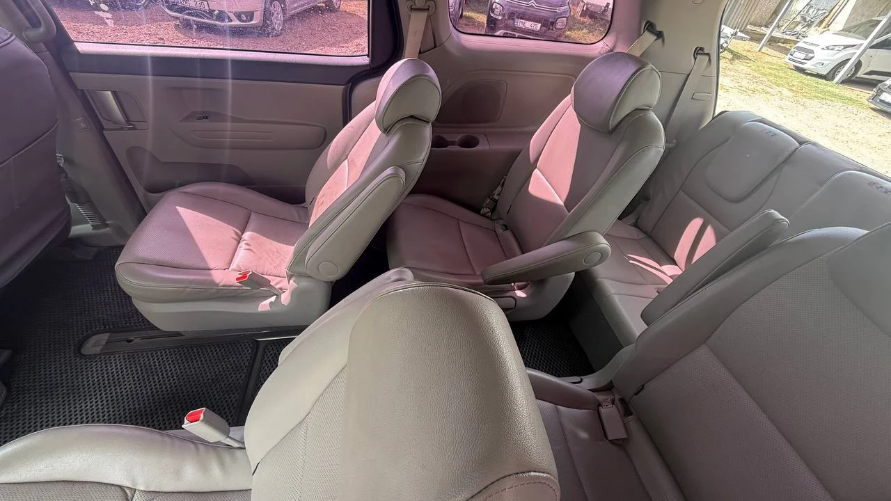 Photo 7 - KIA Carnival