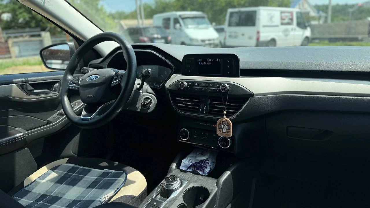 Photo 2 - Ford Escape