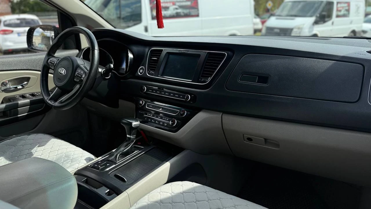 Photo 5 - KIA Carnival