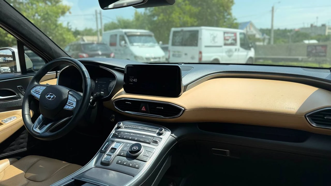 Photo 9 - Hyundai Santa Fe