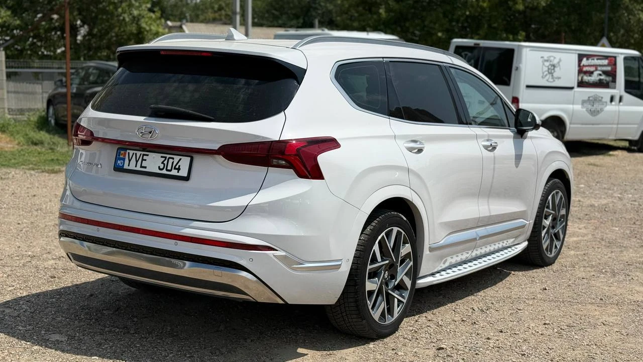 Photo 5 - Hyundai Santa Fe